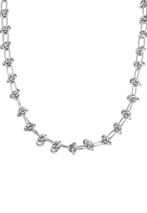 Collana a catena d'argento con design di nodi intrecciati, finitura liscia e lucida e maglie ovali uniformi.