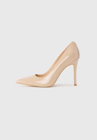 Pantofi cu toc înalt din piele patent bej, cu vârf ascuțit și toc subțire tip stiletto. Textură netedă, cu un minim de accesorii și un design fără cusături.