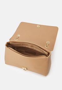 Borsa rettangolare beige con materiale morbido, hardware dorato e una tasca con cerniera all'interno. Presenta una chiusura a scatto e due dettagli a catena.
