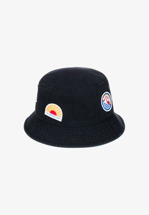 Schwarzer Baumwollbaskenmütze mit breiter Krempe. Enthält zwei gestickte Patches: eine Sonne und eine Welle. Texturiertes Material mit tonal abgesteppten Nähten.