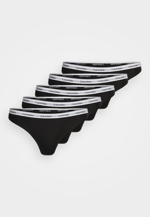 Černá bavlněná tanga s bílým pasem s logem "Calvin Klein". Pět kusů naskládáno pro prezentaci.