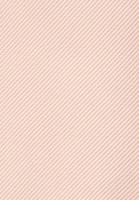 Ljust rosa tyg med en diagonal ribbad textur, som visar fina linjer som skapar ett konsekvent mönster över ytan.