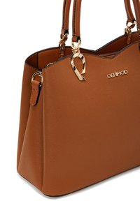 Bruine faux leren handtas met dubbele handgrepen, gouden hardware en een logoaccent. Gladde textuur, gestructureerde vorm en contrasterende afwerkingsdetails.
