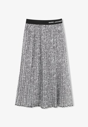 Jupe midi plissée noire et blanche présentant un motif de texte audacieux répété, avec une taille noire étiquetée "MARC JACOBS". Tissu léger et transparent.