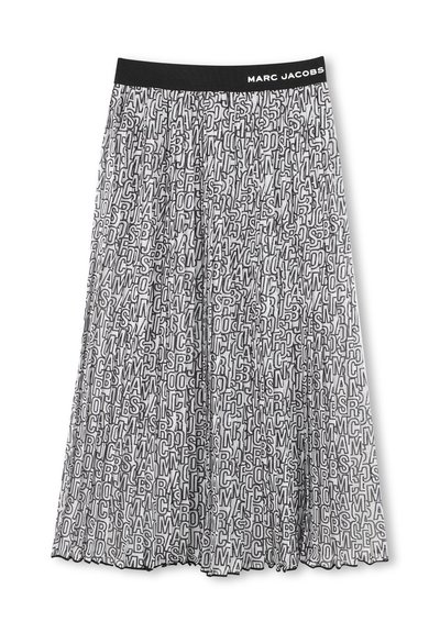 Jupe midi plissée noire et blanche présentant un motif de texte audacieux répété, avec une taille noire étiquetée "MARC JACOBS". Tissu léger et transparent.