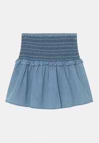 Jeanskjol med smockad midja, volangkant och tvåfärgad blå design; har en samlad, utsvängd silhuett. Mjuk textur.