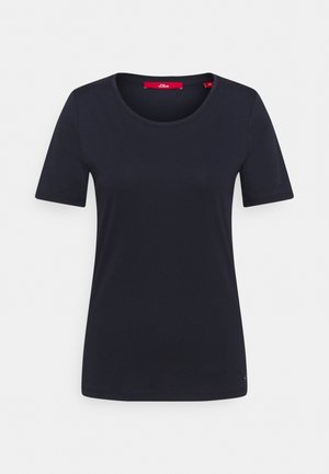 Zwart effen T-shirt met korte mouwen en ronde hals, met een rood binnenlabel, afgebeeld tegen een witte achtergrond.