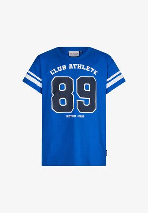 Blauwe katoenen T-shirt met witte strepen op de mouwen, opvallende tekst "CLUB ATHLETE" en het nummer "89" prominent afgedrukt aan de voorkant.