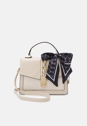 Sac à main structuré beige en matériau texturé, avec une écharpe noire à motif attachée à la poignée et des accents en métal doré.