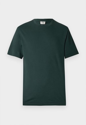 Donkergroen T-shirt met korte mouwen, gemaakt van zacht katoen, met een ronde hals en een ontspannen pasvorm, zonder zichtbare patronen of versieringen.