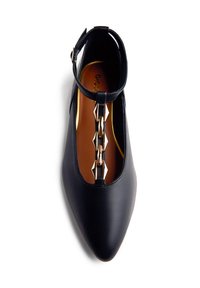 Scarpa nera in pelle con punta affusolata e una sottile cinghia alla caviglia. Presenta dettagli metallici lungo il centro e una soletta liscia color beige.