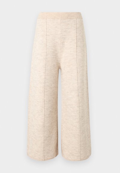 Pantaloni tricotati cu croială largă în bej moale, cu talie înaltă elastică și detalii cu cusături verticale pe față și pe spate.