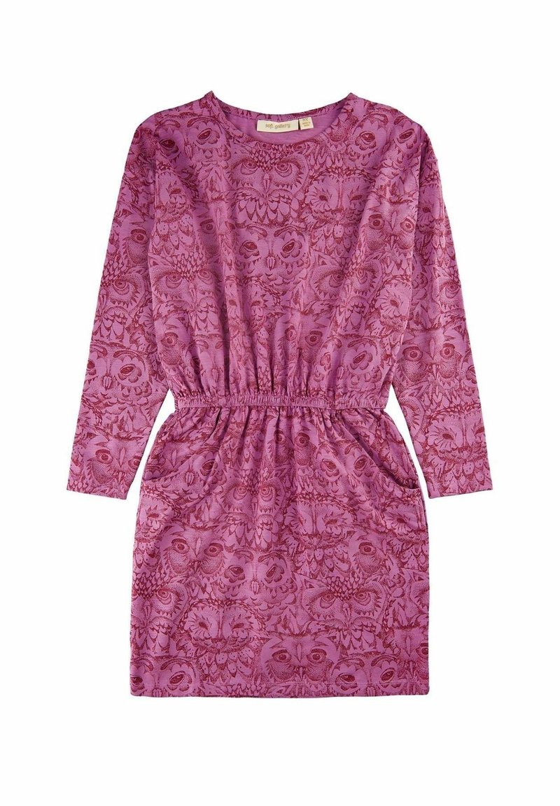 Robe violette à manches longues avec taille froncée, poches latérales et motif intégral détaillé représentant un visage de chouette dans des tons violets plus foncés.