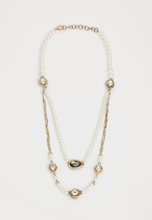 Collier de perles avec des accents en or, comprenant trois montures ornées de gemmes et une section en chaîne tressée. La palette de couleurs inclut le blanc et l'or.