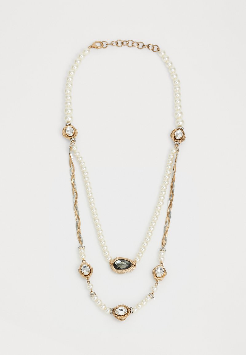 Collana di perle con accenti dorati, tre impostazioni incastonate di gemme e una sezione a catena intrecciata. La palette di colori include bianco e oro.
