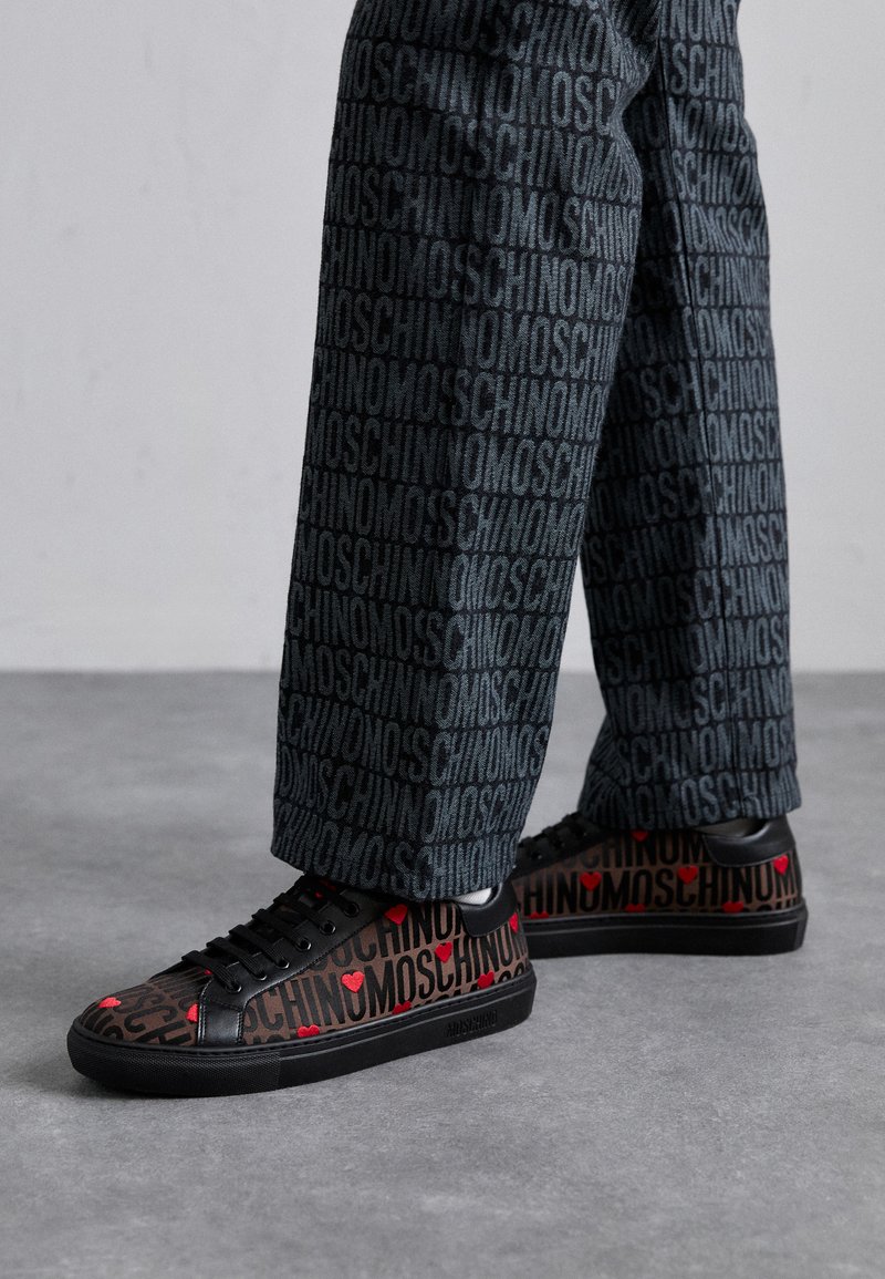 MOSCHINO UOMO - Sportbačiai - marrone/nero