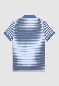 Πόλο μπλουζάκι κοντομάνικο σε μπλε και λευκές ρίγες, με σταθερό μπλε γιακά. Φτιαγμένο από βαμβάκι, με απαλή υφή και ευθεία τελείωση.