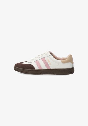 Biały niskoprofilowy sneaker z brązowym noskiem, różowymi paskami, beżową łatą na pięcie i logo "Venezia" po boku, z ciemnobrązową podeszwą.
