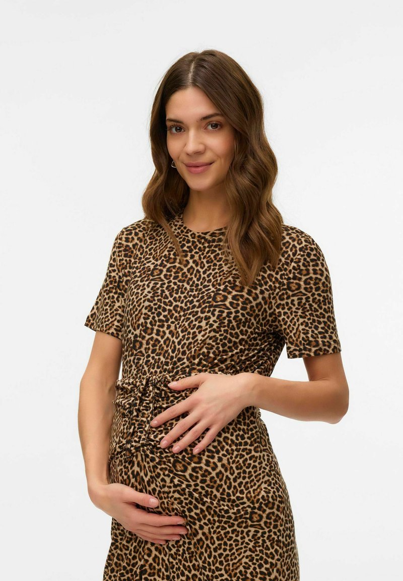 Maternitātes kleita ar īsām piedurknēm, ar leopardu rakstu brūnā un melnā krāsā uz bēša fona. Savilkuma detaļa jostas vietā.