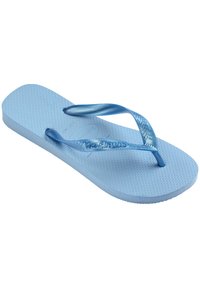 Šviesiai mėlynos spalvos flip-flop šlepetės, pagamintos iš gumos, su tekstūriniu paviršiumi, plonais dirželiais ir logotipo detale išspausta ant vidpadžio.