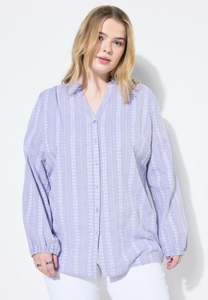 Camicia button-up lilla con righe verticali, motivi floreali, maniche lunghe e vestibilità rilassata. Realizzata in un tessuto leggero.