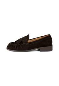 Brązowe zamszowe loafersy z zaokrąglonym noskiem, plisowanymi detalami i małym akcentem w postaci frędzelka. Posiadają niski, nieco podwyższony obcas.