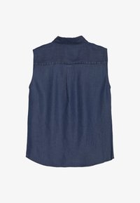 Ärmlös denimskjorta i mörkblått med klassisk krage, rak passform, ryggfåll och rundad nederkant. Inga framknappar eller fickor.