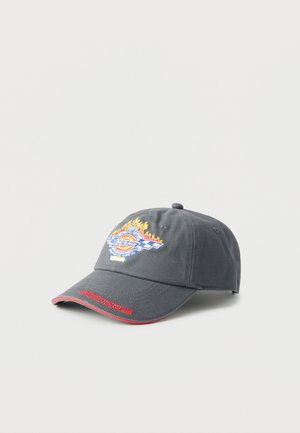 Gorra de béisbol gris oscuro con logo bordado colorido que presenta llamas, bandera a cuadros y texto "Dickies Service Crew 1922" en el frente.