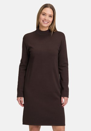 Vestito lavorato a maglia marrone con colletto alto e maniche lunghe. Presenta una vestibilità comoda, che arriva appena sopra il ginocchio. Texture liscia in tutto il capo.