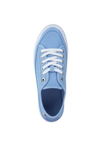Sneaker in tela azzurro chiaro con lacci bianchi, suola in gomma, occhielli argentati e superficie superiore testurizzata. Progettato per un uso quotidiano.