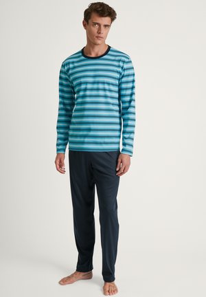 Chemise à manches longues pour homme avec des rayures horizontales bleues et bleu-vert, assortie à un pantalon bleu marine. Tissu léger, encolure ras du cou et coupe décontractée.