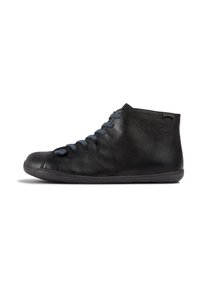 Botas de cuero negro hasta el tobillo con puntera redondeada, con cordones azules y un acabado texturizado. Diseño minimalista con una suela delgada y flexible.