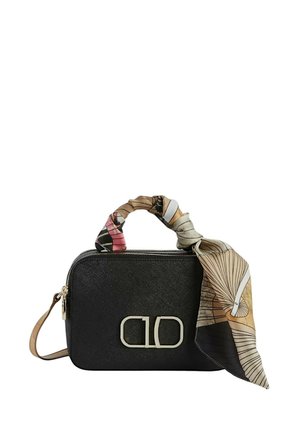 Borsa nera in tessuto con chiusura zip, dotata di una sciarpa decorativa legata al manico e un logo impresso sul davanti.