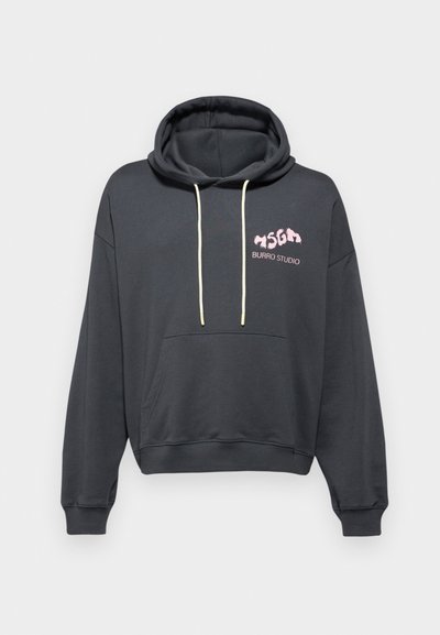 Felpa grigio scuro con tasca frontale, cappuccio con coulisse e logo rosa "BURRO STUDIO". Tessuto morbido con una vestibilità casual.