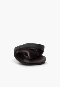 Ciabatta nera piegata con una parte superiore in tessuto morbido e texturizzato e una suola in gomma piatta, caratterizzata da un design semplice e arrotondato.