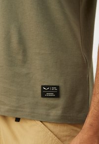 Salewa EAGLE LOGO PATCH  - T-shirts - faded green