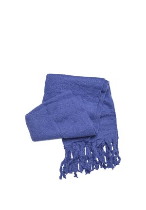 Weich gefalteter blauer Schal mit Fransen an den Enden auf weißem Hintergrund.