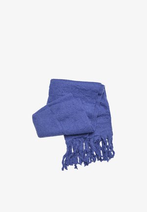 Miękki złożony niebieski szalik z frędzlami na końcach na białym tle.