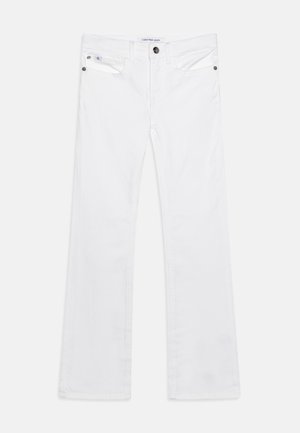 Jeans flare in denim bianco con chiusura a bottoni, due tasche frontali e etichetta con marchio. Tessuto liscio con dettagli di cucitura leggeri.
