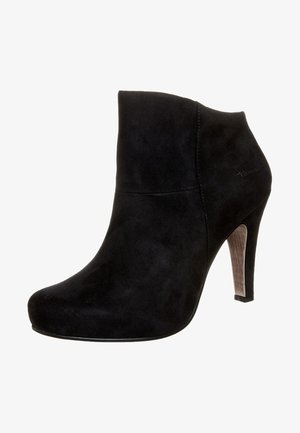 Botín de ante negro con puntera redondeada y tacón alto delgado de madera, con cierre de cremallera lateral.