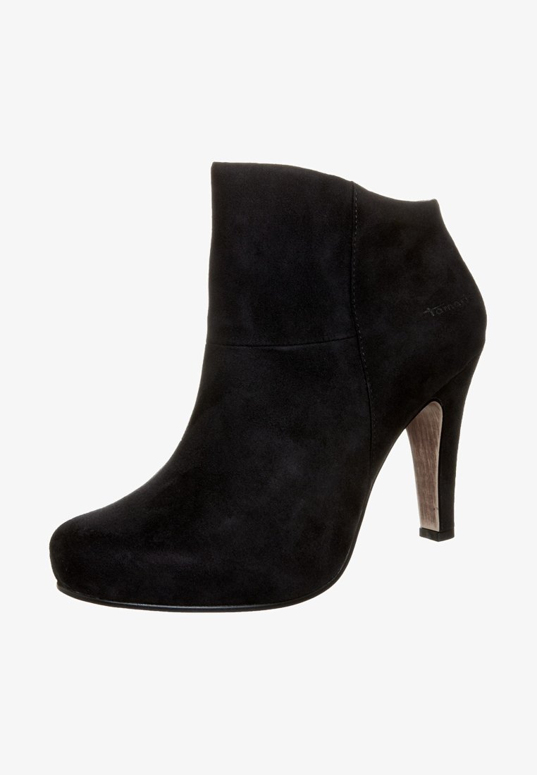 Bottine en daim noir avec un bout arrondi et un talon haut en bois élancé, avec une fermeture éclair latérale.