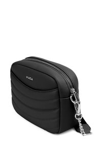 Černá kožená crossbody taška s prošívaným designem, stříbrným zipem a odnímatelným řetízkem. Hladký povrch s zaoblenými rohy.