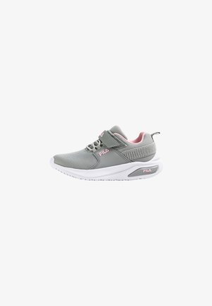 Grauer Netzstoff-Sneaker mit rosa Akzenten, ausgestattet mit einem Klettverschluss, rundem Zehenbereich und gepolstertem Kragen. Weiße Sohle mit profiliertem Laufsohlenmuster.