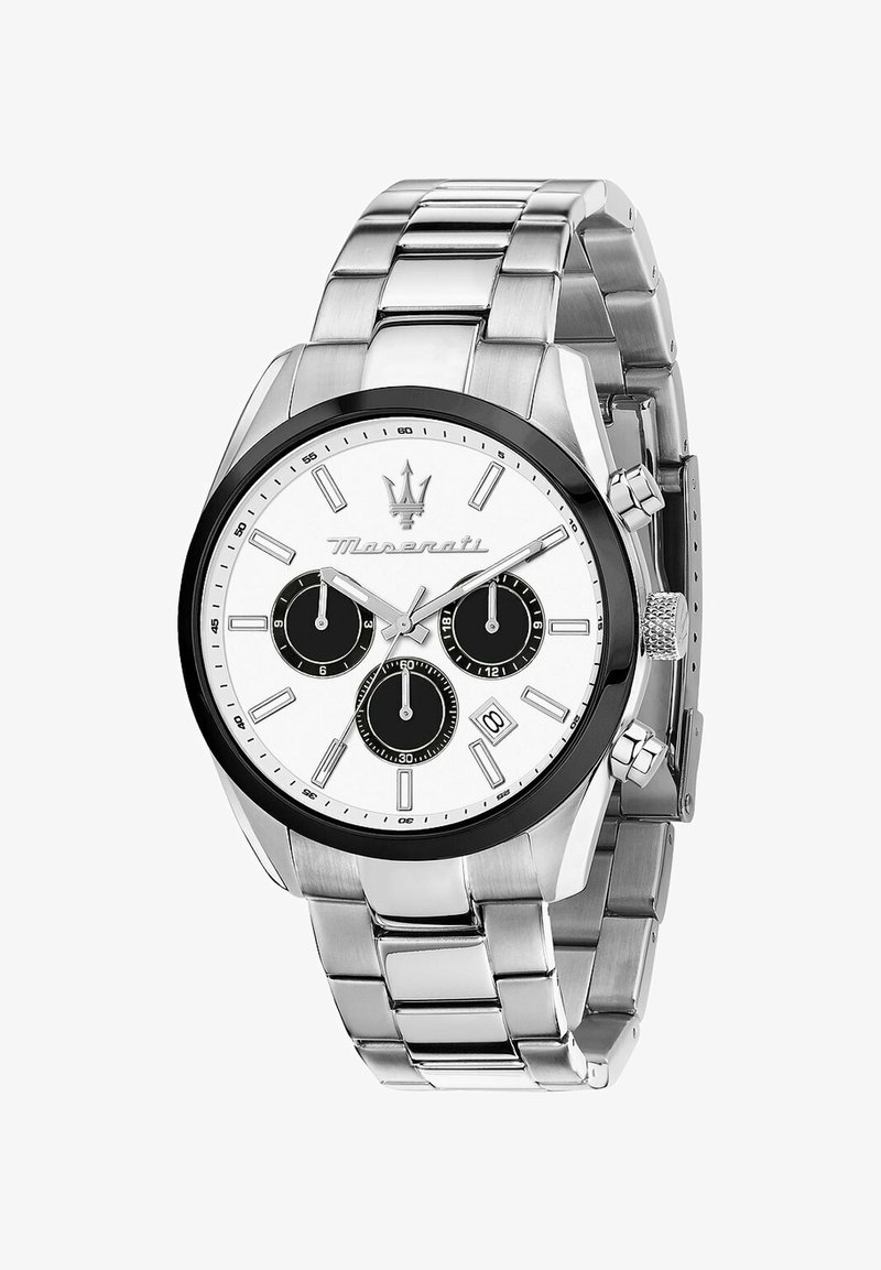 Zilveren roestvrijstalen horloge met een witte wijzerplaat, zwarte subwijzers en een roestvrijstalen armband. Opvallend Maserati-logo op de positie van 12 uur.