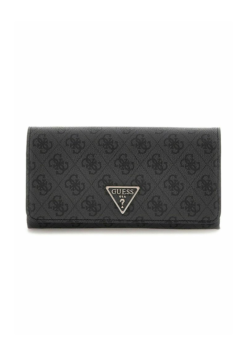 Portefeuille noir texturé avec un motif de logo répété, un emblème métallique triangulaire portant l'inscription "GUESS USA" et une fermeture à boucle.