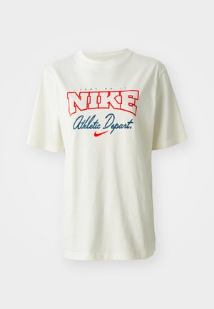 Camiseta de algodón blanca con el logotipo rojo y azul de "NIKE" con el texto "Just Do It" arriba y "Athletic Depart." abajo, de mangas cortas y cuello redondo.