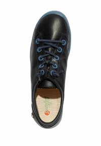 Sneaker in pelle nera con lacci blu, punta tondeggiante e suola in gomma azzurro chiaro. Presenta una soletta con motivo e un marchio verde.