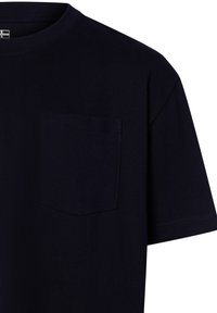 Granatowa koszulka bawełniana z okrągłym dekoltem i kieszonką na lewej piersi, o gładkiej fakturze i krótkich rękawach.