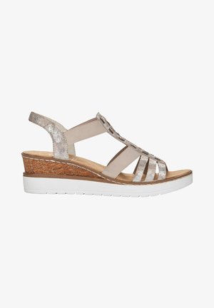 Sandały na koturnie z korkowym obcasem, srebrnymi, teksturowanymi paskami, elastycznymi panelami bocznymi i gładką, wyściełaną wkładką, z białą gumową podeszwą.