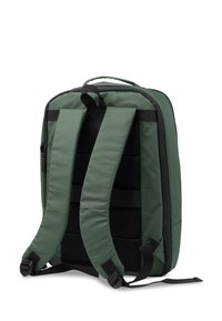 Mochila de nylon verde con correas de hombro acolchadas y respaldo de malla. Presenta un cierre con cremallera y una forma estructurada para soporte y durabilidad.